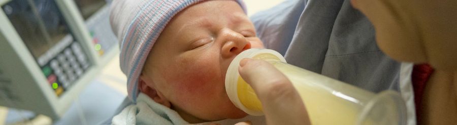 هر آنچه که باید در مورد تغذیه نوزاد متولد شده بدانید