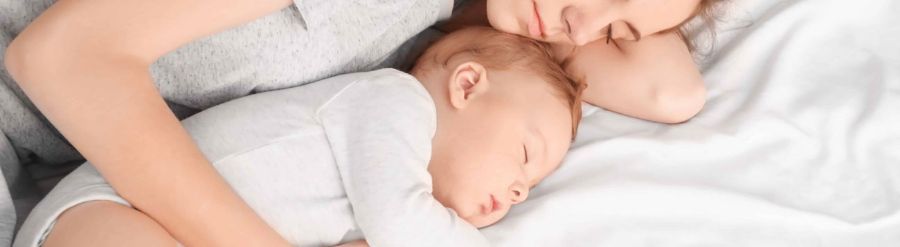 آیا خوابیدن کنار نوزاد بی‌خطر است؟