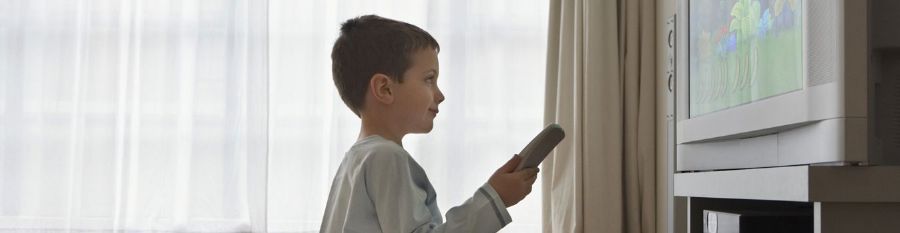 چگونه وابستگی کودک به تلویزیون را کم کنیم