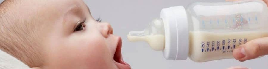  پس زدن شیشه شیر توسط نوزاد